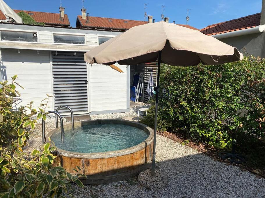 Ferienwohnung Elegant House With A Garden Mira Exterior foto